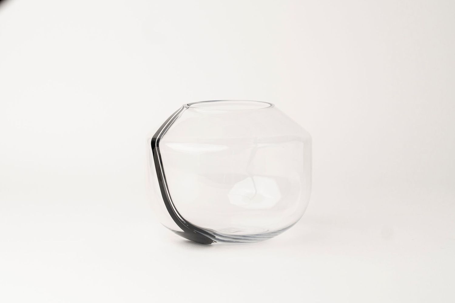 Single Line Transparent Bottle Is Short