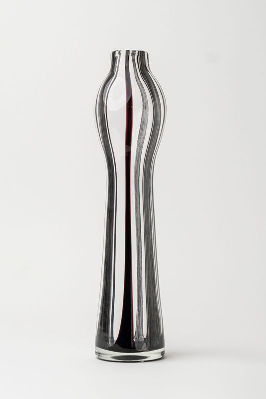 Black and white line vase Short