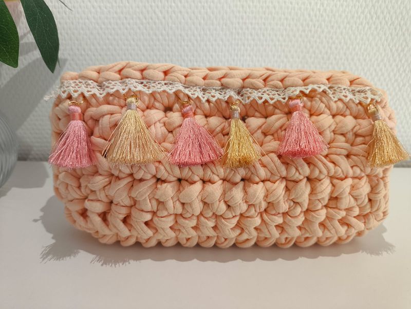 Pochette pompons &amp; dentelle