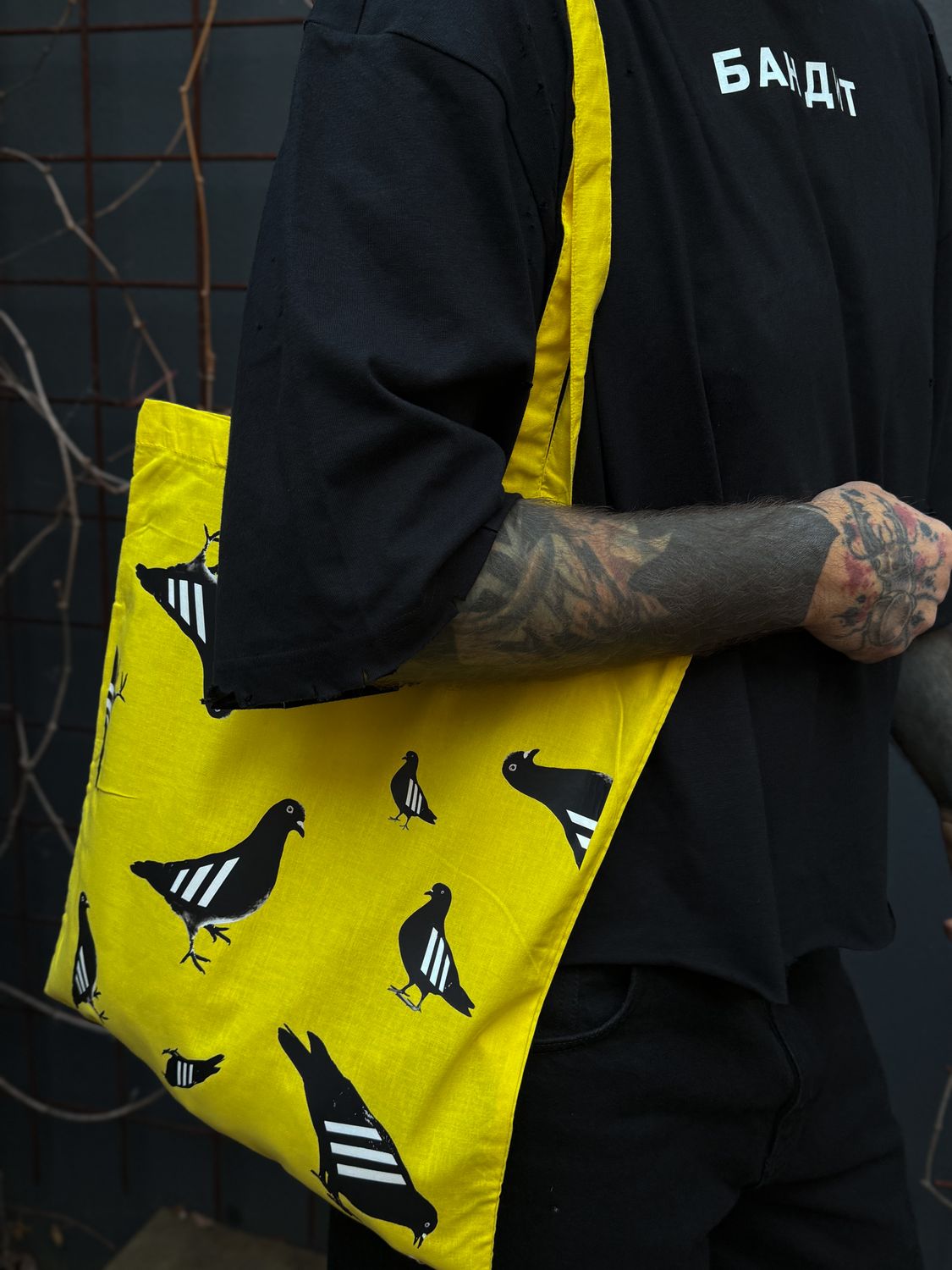 YELLOW BAG BLACK PIGEON