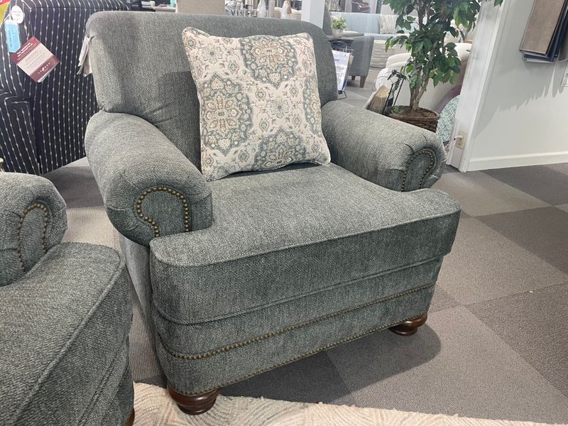 REED CHAIR WITH NAILHEAD TRIM-SUPERBAD EVEREST