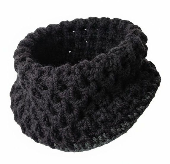 Snood au Crochet Noir – Fait Main & Unisexe