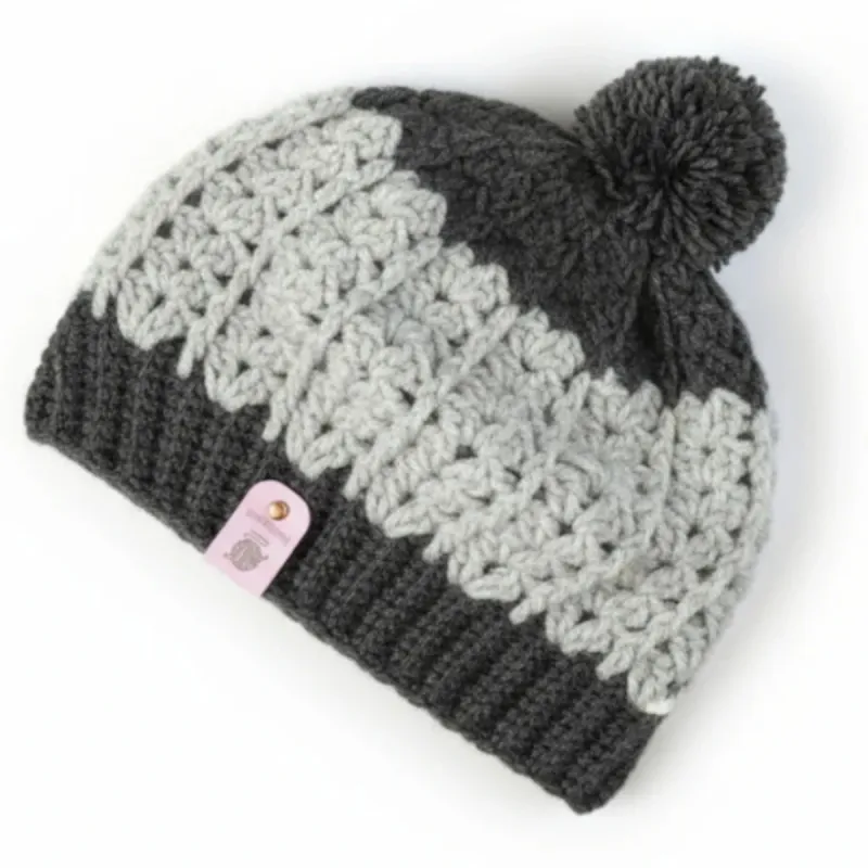 Bonnet slouchy gris duo en crochet – Fait main et personnalisable