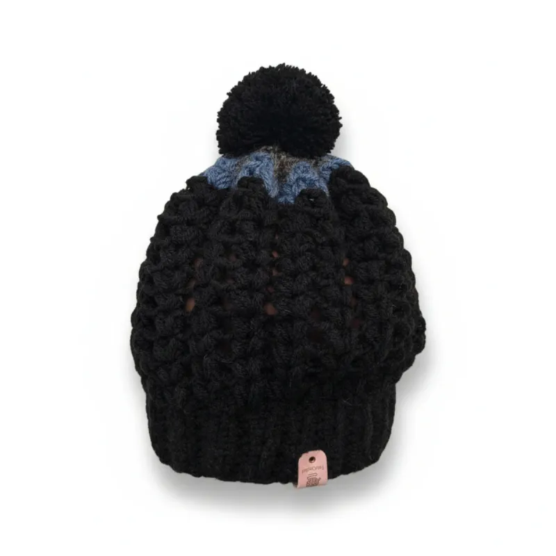 Bonnet slouchy en crochet noir et bleu avec pompon – Fait main
