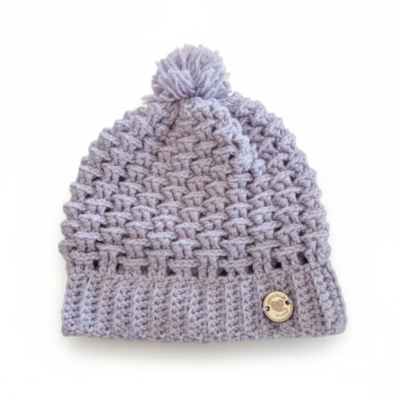 Bonnet en crochet parme fait main avec pompon