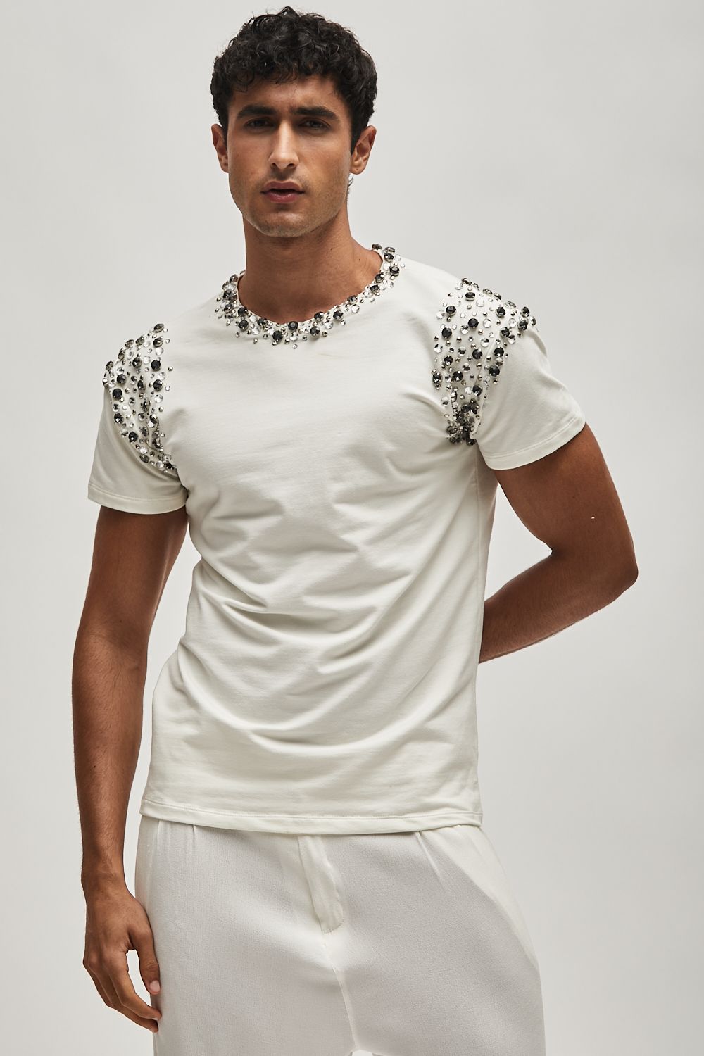 T-shirt with shoulders and neckline in crystals