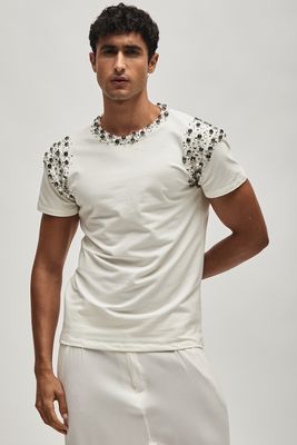 T-shirt with shoulders and neckline in crystals