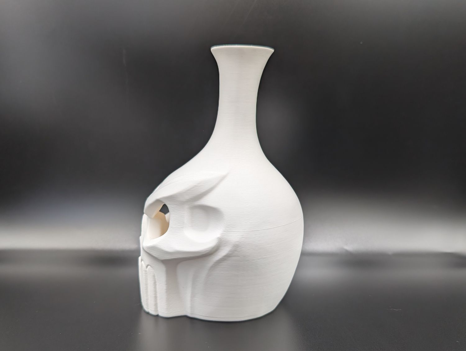 Skull Vase – Bold Sculptural Design White