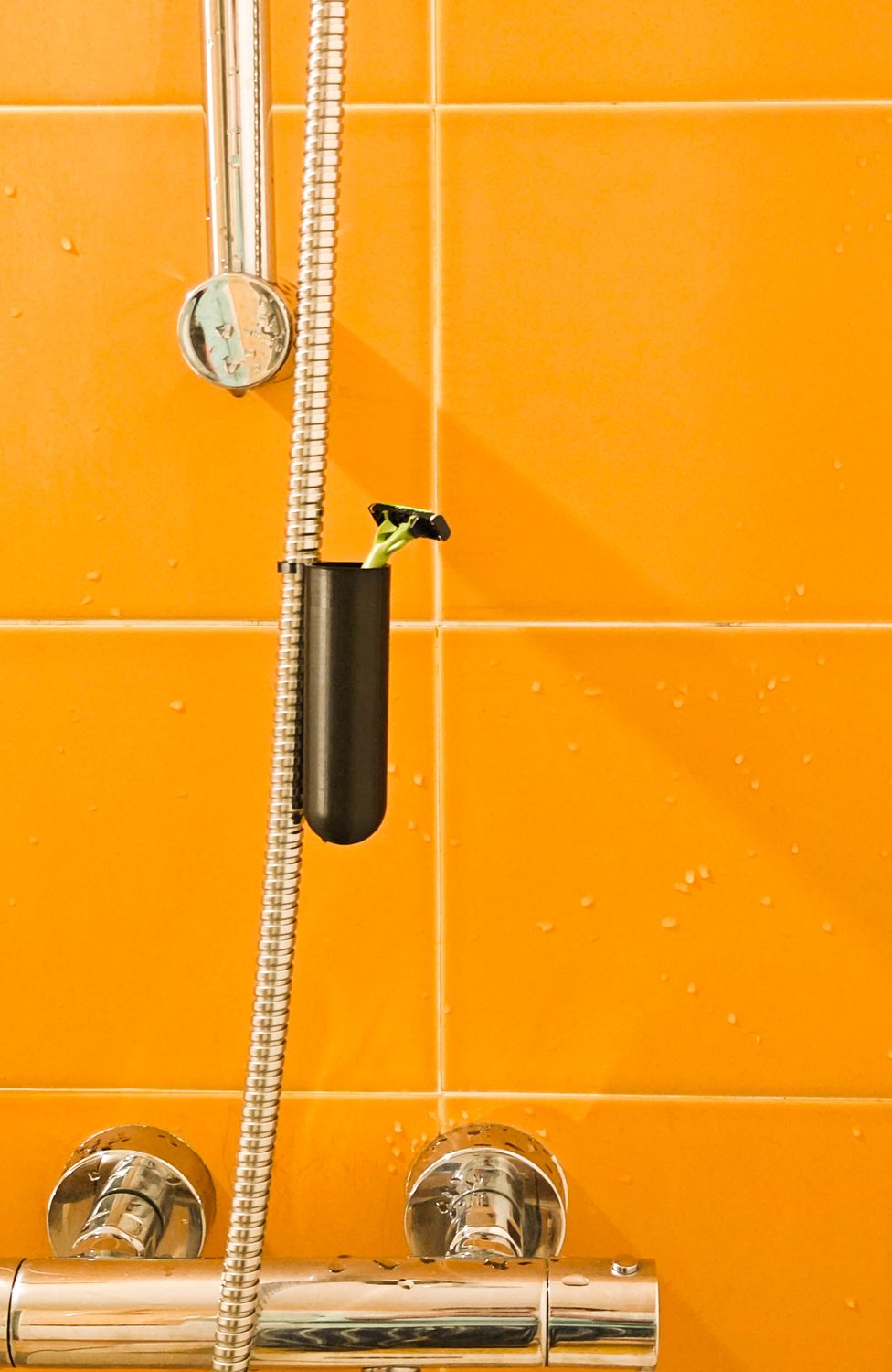 Minimalist Shower Hose Container Black