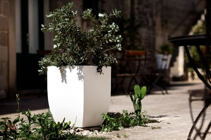 Quadrato Lamar liscio moderno h 43, 57, 71 cm in resina