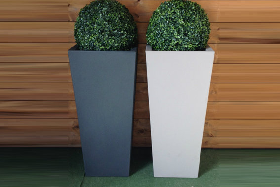 Quadrato Ontario liscio moderno h 85cm in resina con bosso Buxus Bicolor