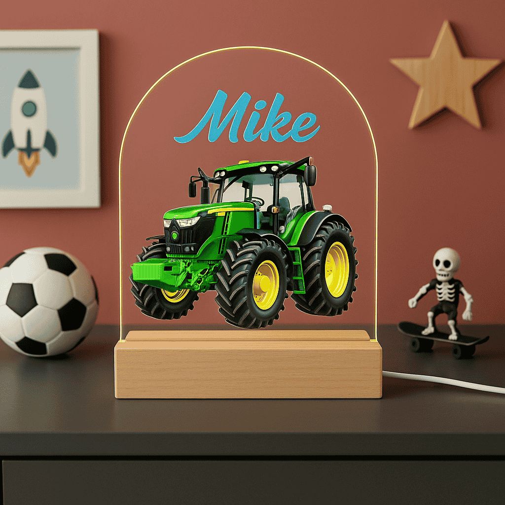 Nachtlampje met groene tractor, blauwe naam, houten voet met dimbare LED, geschikt voor kinderkamer.