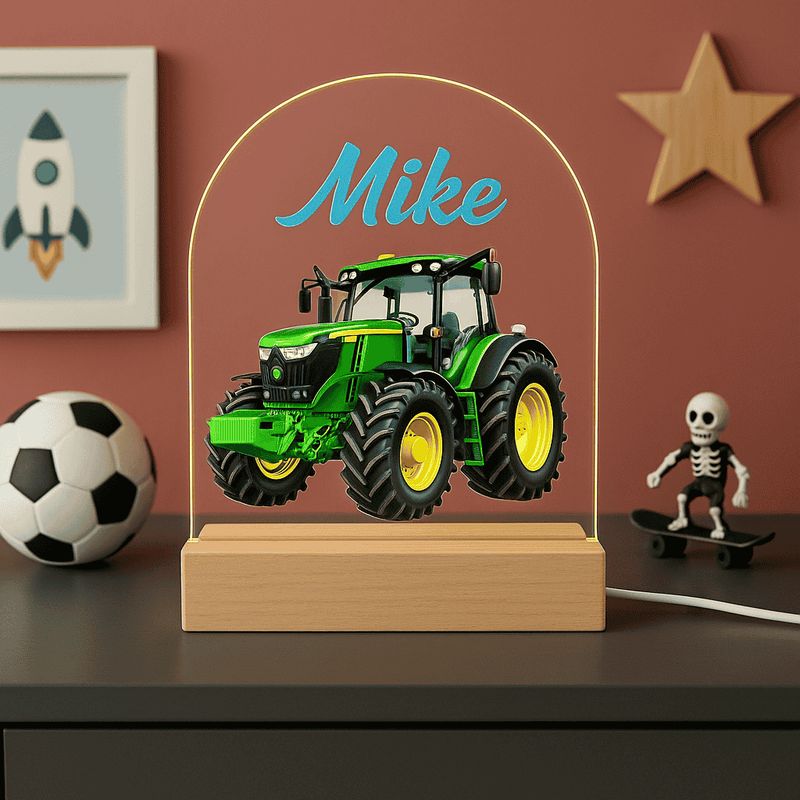 Nachtlampje met groene tractor, blauwe naam, houten voet met dimbare LED, geschikt voor kinderkamer.