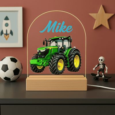 Nachtlampje met groene tractor, blauwe naam, houten voet met dimbare LED, geschikt voor kinderkamer.