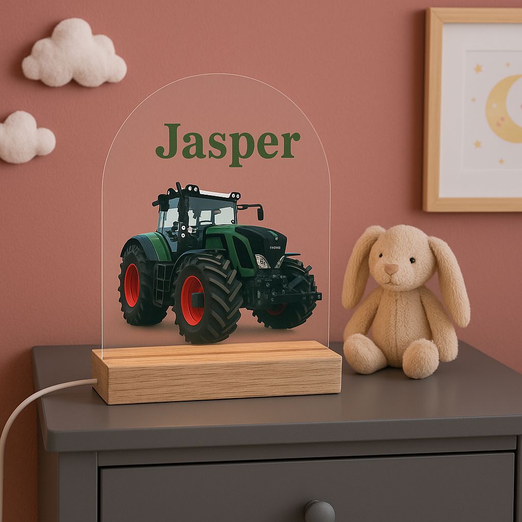 Nachtlampje met groene Fendt tractor, blauwe naam, houten voet met dimbare LED, geschikt voor kinderkamer.