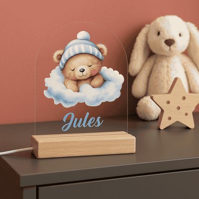 Nachtlampje met beertje op wolkje, blauwe naam, houten voet met dimbare LED, geschikt voor jongenskamer.