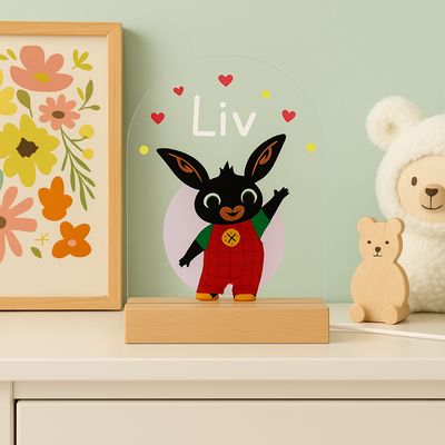 Nachtlampje met Bing, naam in blauw of roze, houten voet met dimbare LED, geschikt voor kinderkamer.