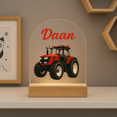 Nachtlampje met rode trekker, blauwe naam, houten voet met dimbare LED, geschikt voor kinderkamer.