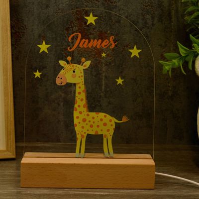Nachtlampje met schattige giraffe, naam in roze of blauw, houten voet met dimbare LED, geschikt voor kinderkamer.