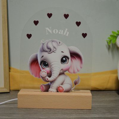 Nachtlampje met schattige olifant, naam in roze of blauw, houten voet met dimbare LED, geschikt voor kinderkamer.