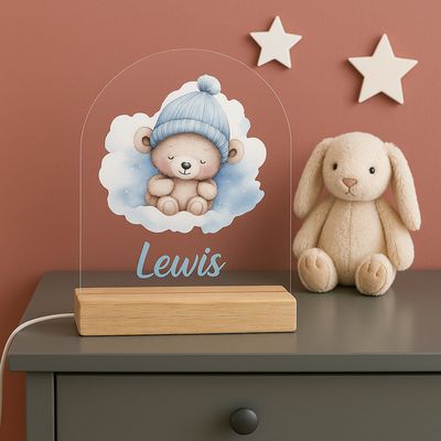Nachtlampje met slapend beertje op wolk, blauwe naam, houten voet met dimbare LED, perfect voor jongenskamer.