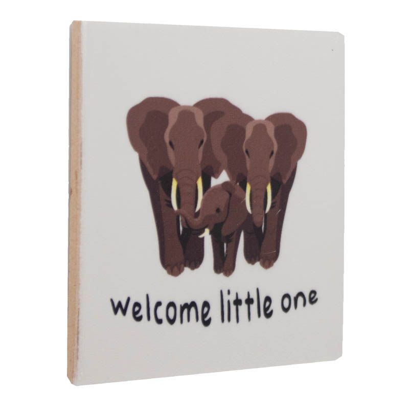 Tegeltje met 3 olifanten en tekst Welcome Little One, wit met zachte kleuren, formaat 10x10 cm.
