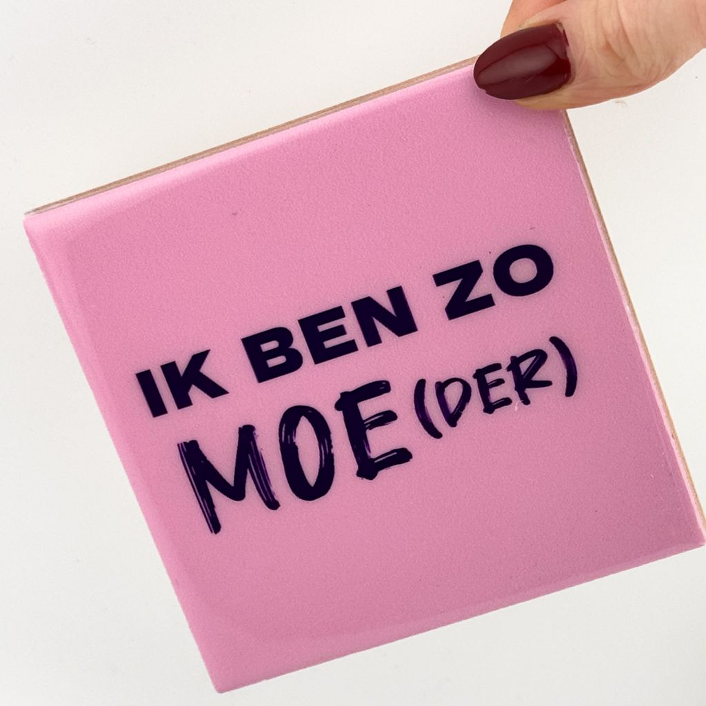 Tegeltje met tekst Ik ben zo moe(der), wit met zwarte of gekleurde letters, formaat 10x10 cm.