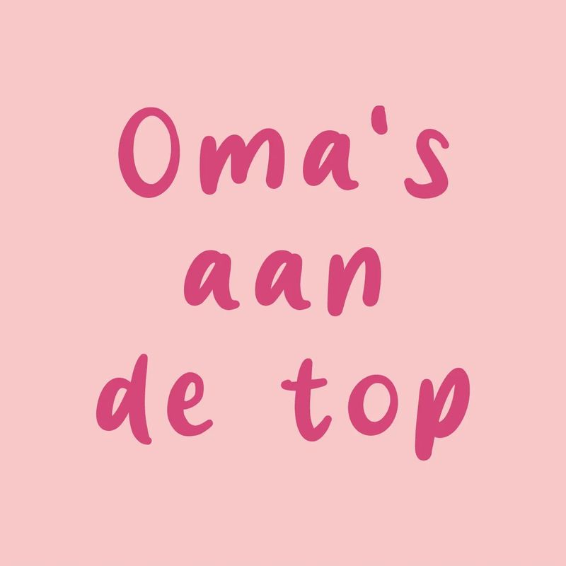 Tegeltje met tekst Oma’s aan de top, gekleurde letters, formaat 10x10 cm.
