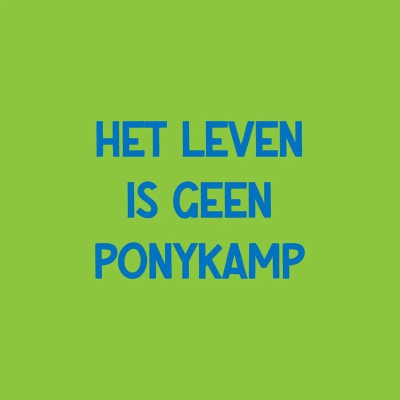 Tegeltje met tekst het leven is geen ponykamp, groen met licht blauwe tekst, formaat 10x10 cm, leuk voor paardenfans.