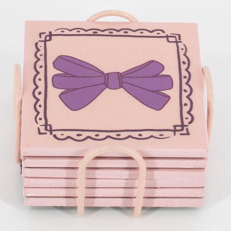 Set van 6 roze houten onderzetters met strikjesmotief en rekje, vierkante vorm.