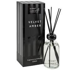 Geur diffuser Velvet Amber 150ml van Scent Junkie met zwarte stokjes en luxe zwarte verpakking.