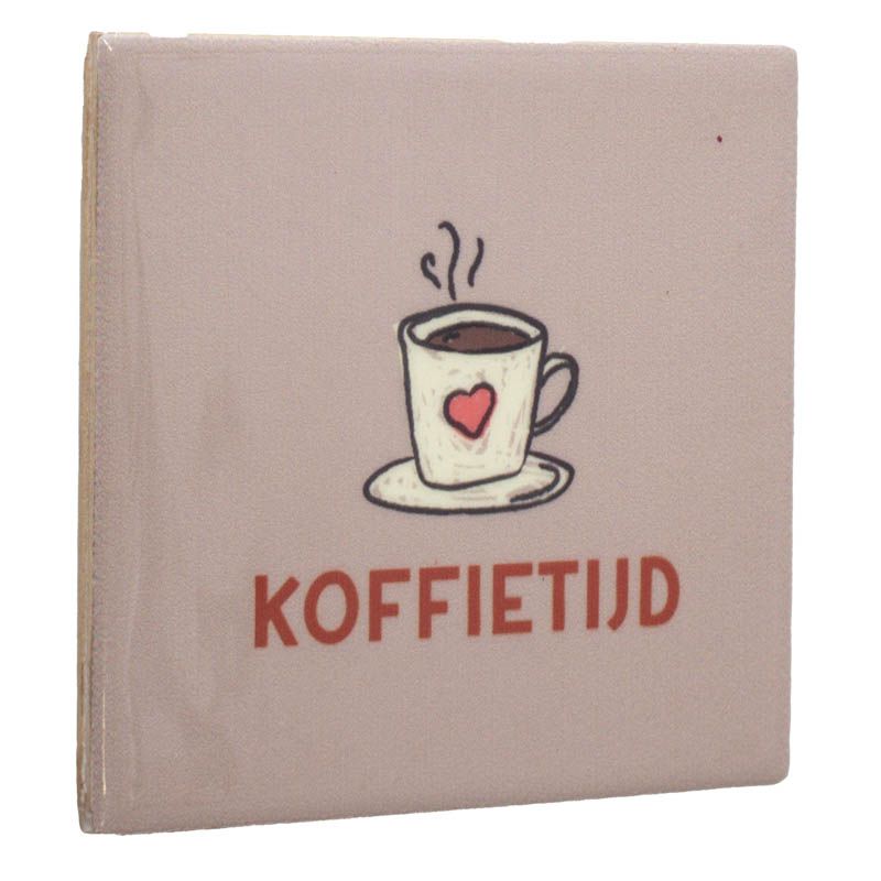 Tegeltje Koffietijd met koffiekopje en rood hartje, beige keramiek, grappige decoratie voor keuken of kantoor.