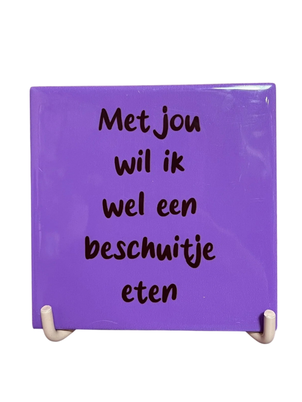 Tegeltje met tekst Met jou wil ik wel een beschuitje eten, paars keramiek, humoristisch cadeau.