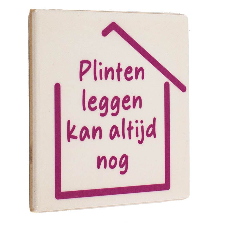Tegeltje Plinten leggen kan altijd nog, keramiek, lichte achtergrond met paarse tekst en huisvorm.