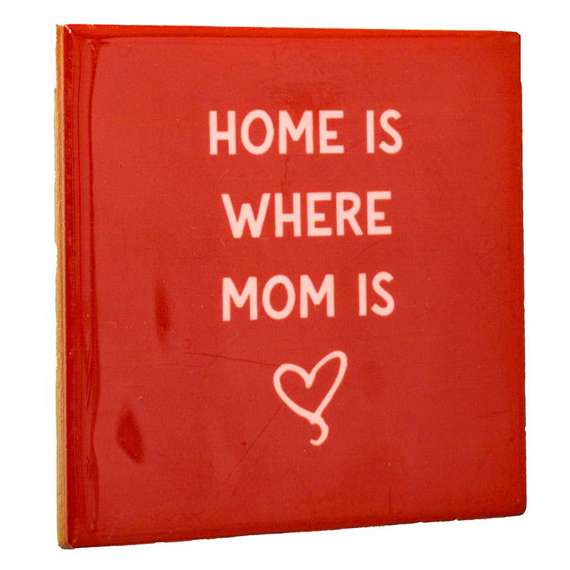 Tegeltje Home is where Mom is, rood keramiek met witte tekst en hartje, lief cadeau voor moeder.
