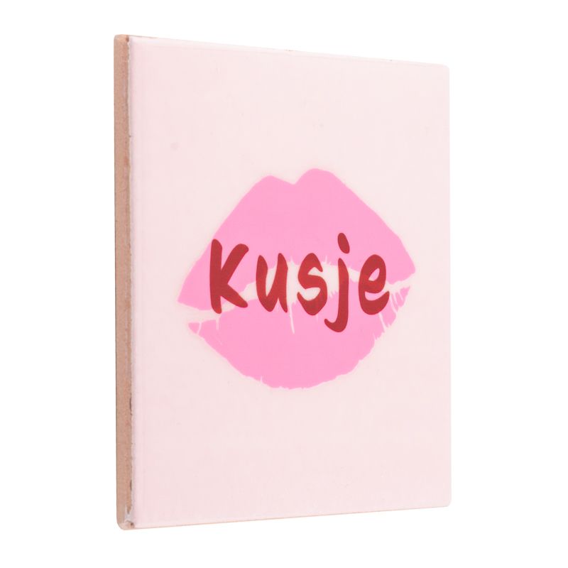 Tegeltje Kusje met roze lipafdruk en rode tekst, keramiek, lief cadeau of decoratie.