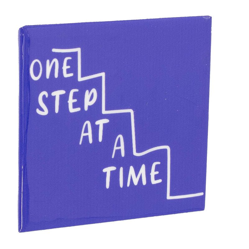 Tegeltje One step at a time, paars keramiek met witte trapvormige tekst, motiverende decoratie.