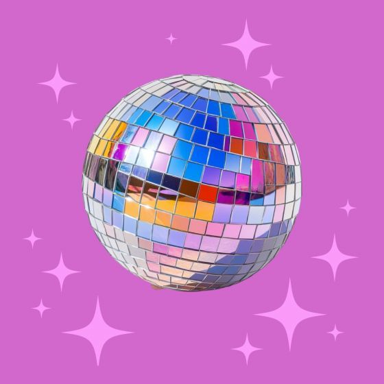 Tegeltje Discoball met kleurrijke discobal op paarse achtergrond, vrolijk keramiek cadeau of decoratie.