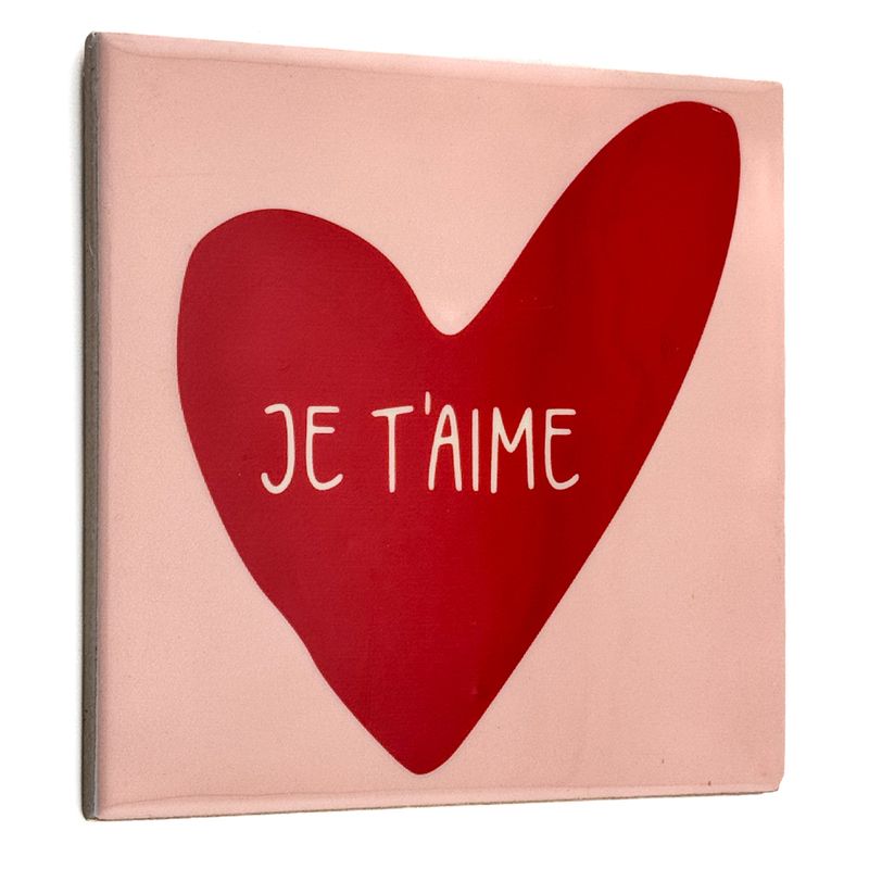 Tegeltje Je t’aime met groot rood hart, roze achtergrond, romantisch cadeau of decoratie.
