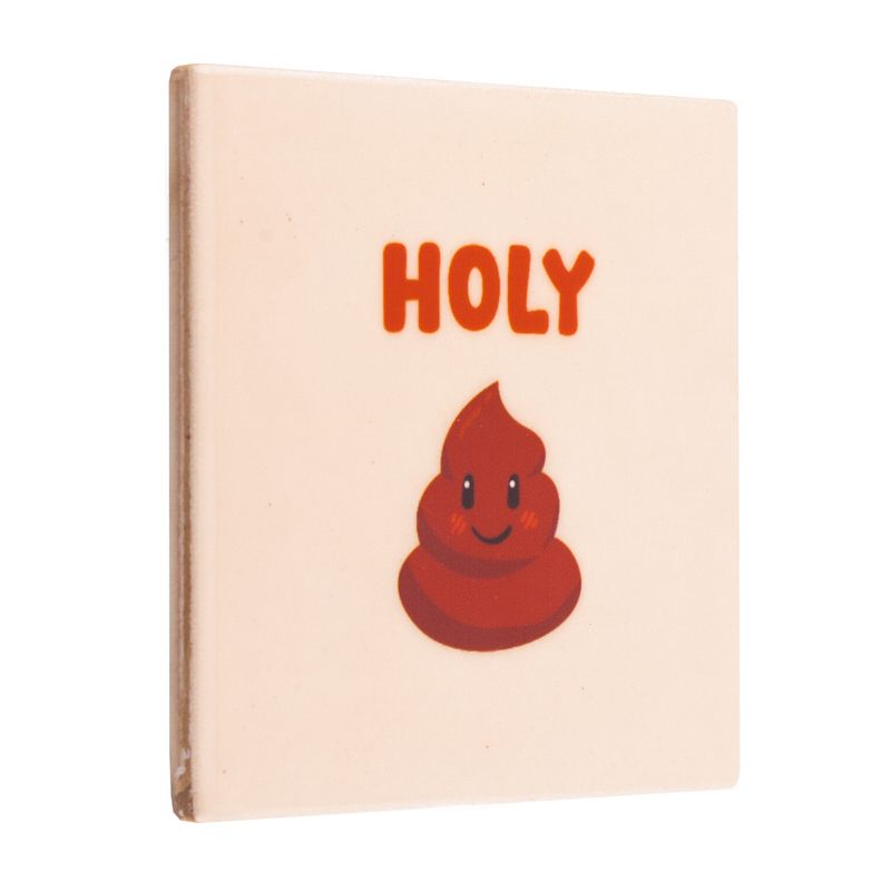 Tegeltje Holy met lachende poep-emoji, lichte achtergrond, grappig keramiek cadeau of decoratie
