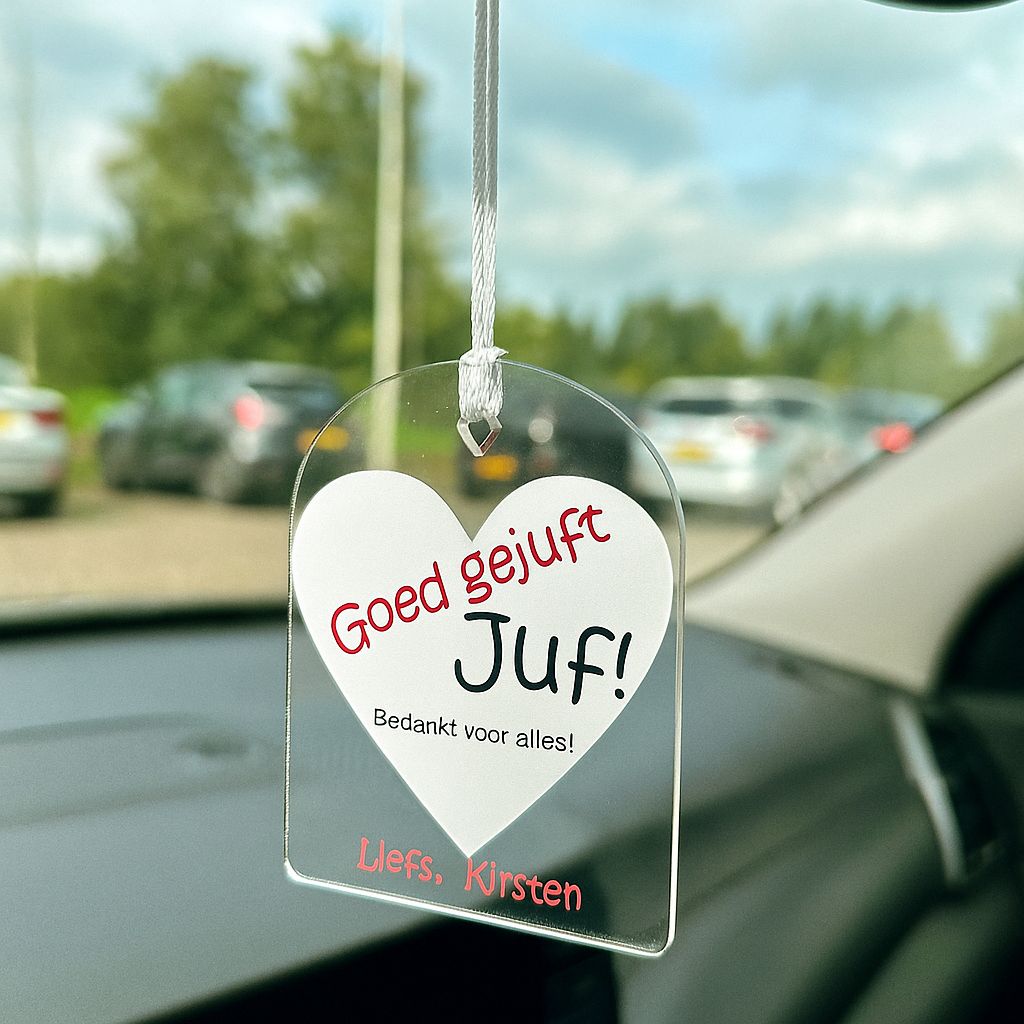 Autohanger Goed gejuft met wit hart en rode tekst, gepersonaliseerd cadeau voor juf, hangt aan binnenspiegel.