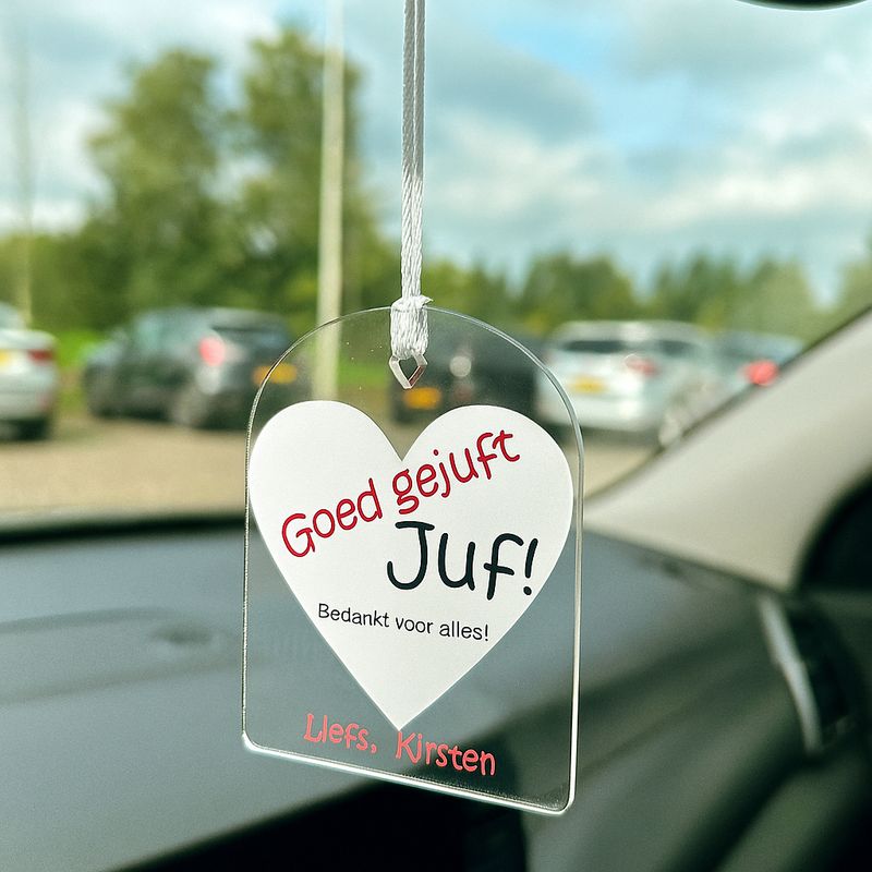 Autohanger Goed gejuft met wit hart en rode tekst, gepersonaliseerd cadeau voor juf, hangt aan binnenspiegel.