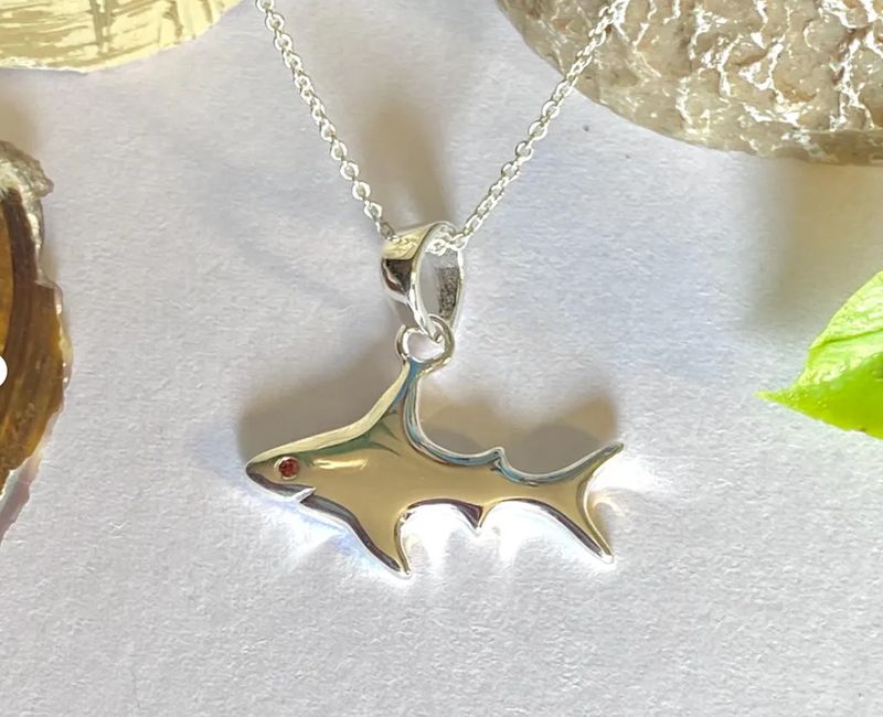 ​Collier in Sterlingsilber 925/- mit süßem Hai- Anhänger