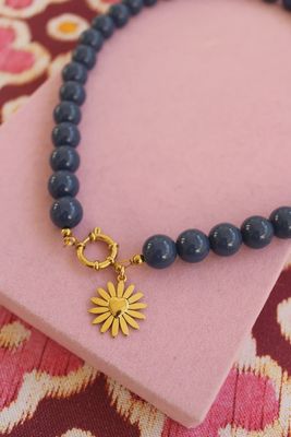 Kralenketting jeansblauw met gouden bedel