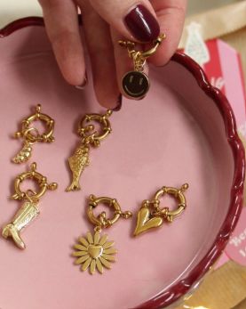 Kralenketting jeansblauw met gouden bedel, Gouden bedel: Cowboylaars