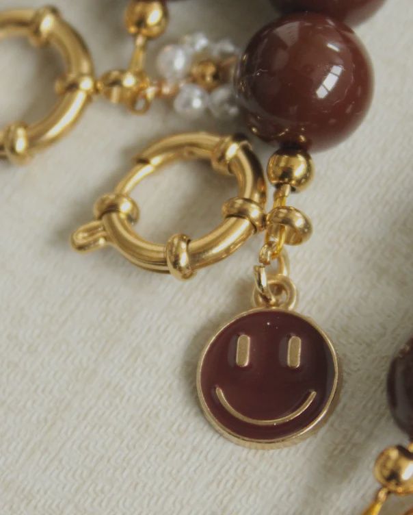 Kralenketting donkerbruin met gouden bedel, Gouden bedel: Smiley