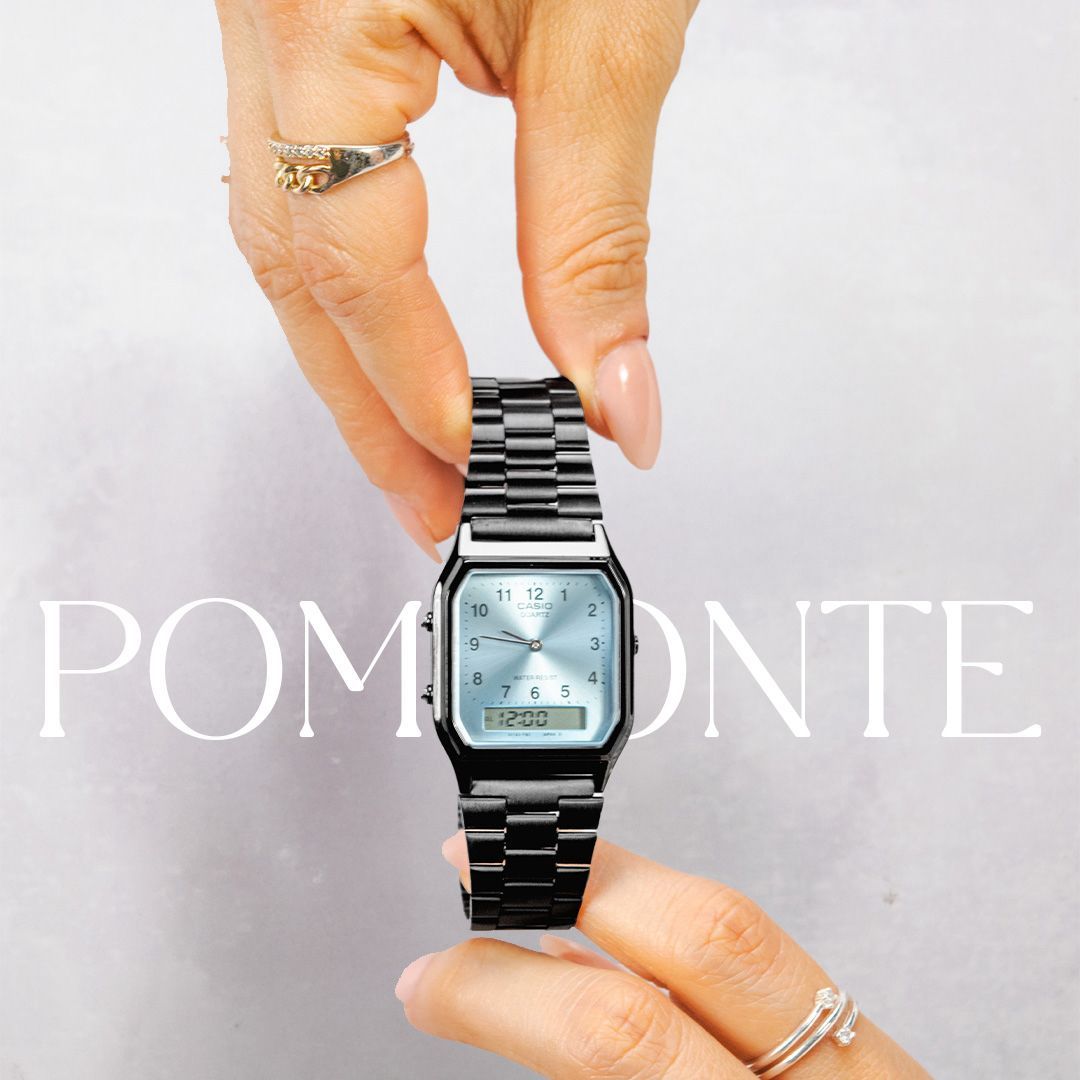 Casio old money negro fondo celeste