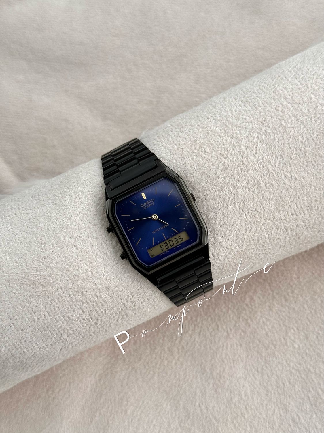 Casio old money negro fondo azul