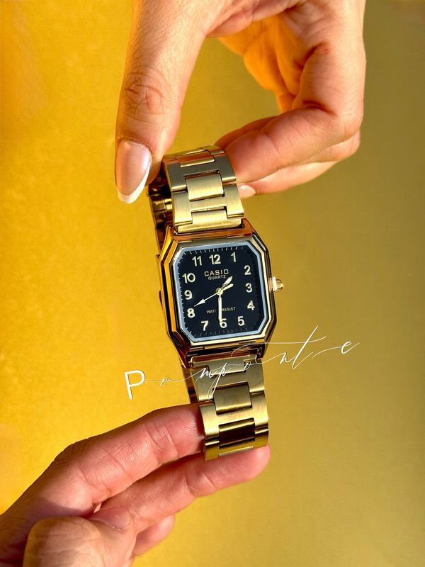 Casio Classic dorado fondo negro