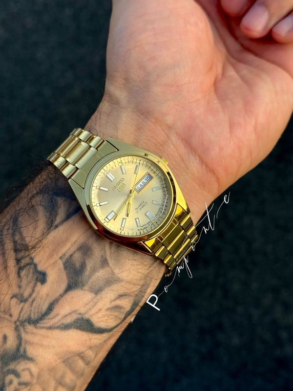Seiko 5 dorado fondo dorado